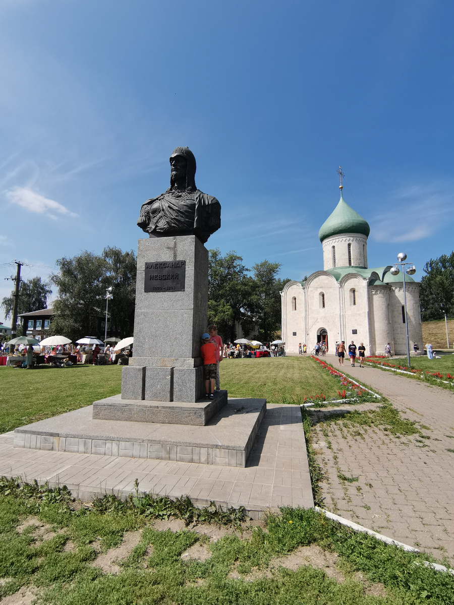 Спасо-Преображенский собор и бюст Александру Невскому