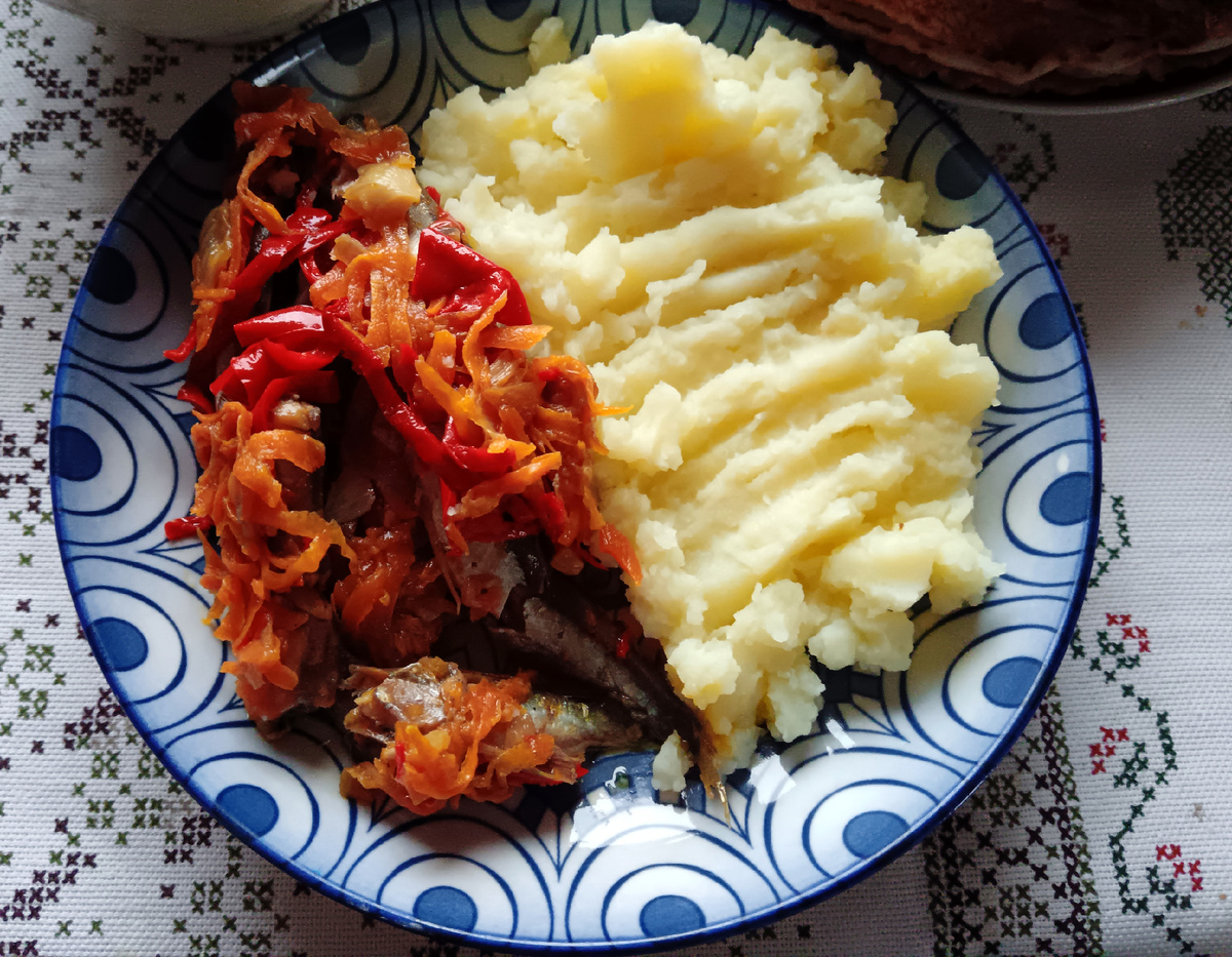 мойва с овощами и картошка