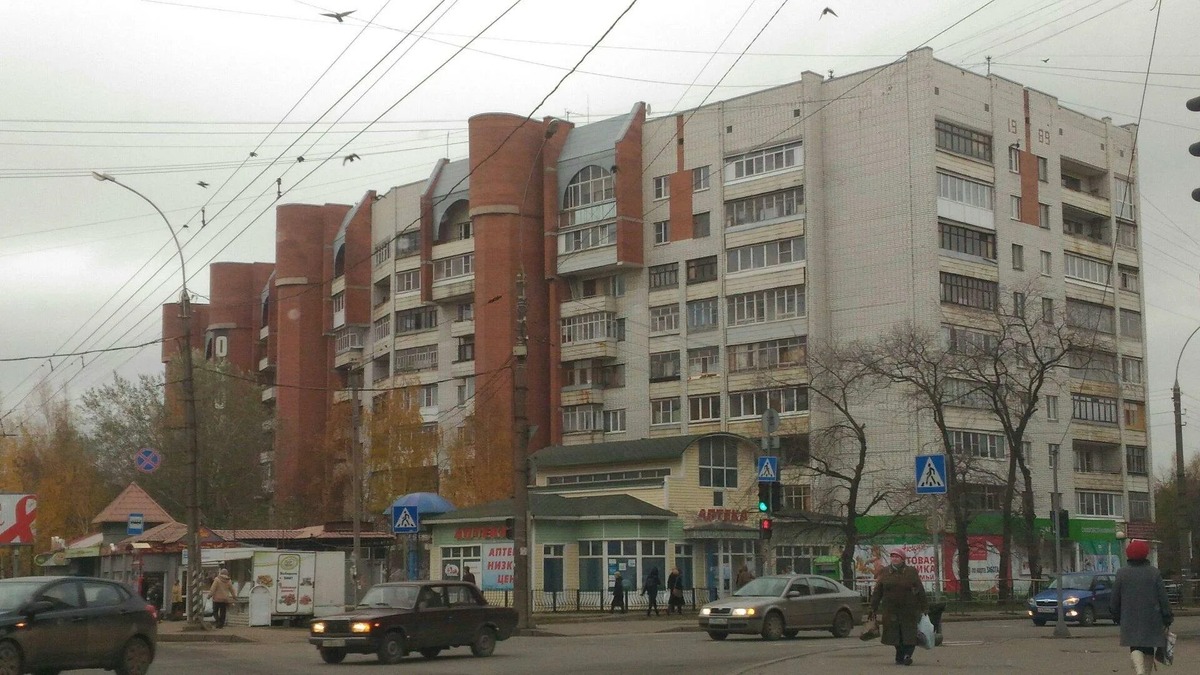 Вологда, троллейбусная линия по улице Октябрьской. Источник: https://avatars.mds.yandex.net/i?id=2c831671d09a00c674633f5c32358339_l-5222019-images-thumbs&n=13