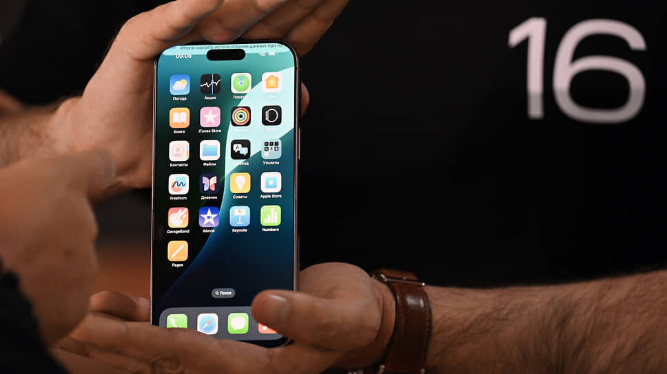 iPhone 16 с дополнительной кнопкой вышел в тот момент, когда к ней уже не так много вопросов.📷Фото: Александр Миридонов / Коммерсантъ