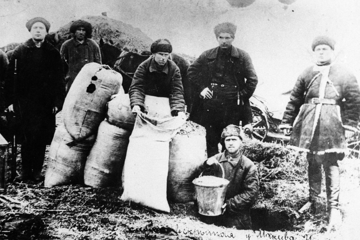    Члены продовольственных отрядов изымали у кулаков излишки хлеба. / РИА Новости