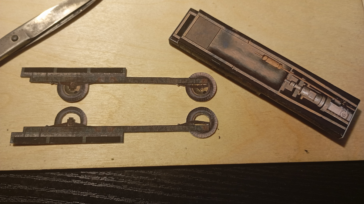 Снаружи диски объёмные. Переделаем, чтобы и изнутри были не нарисованные. На нижней детали нарисованные диски вырезаны.