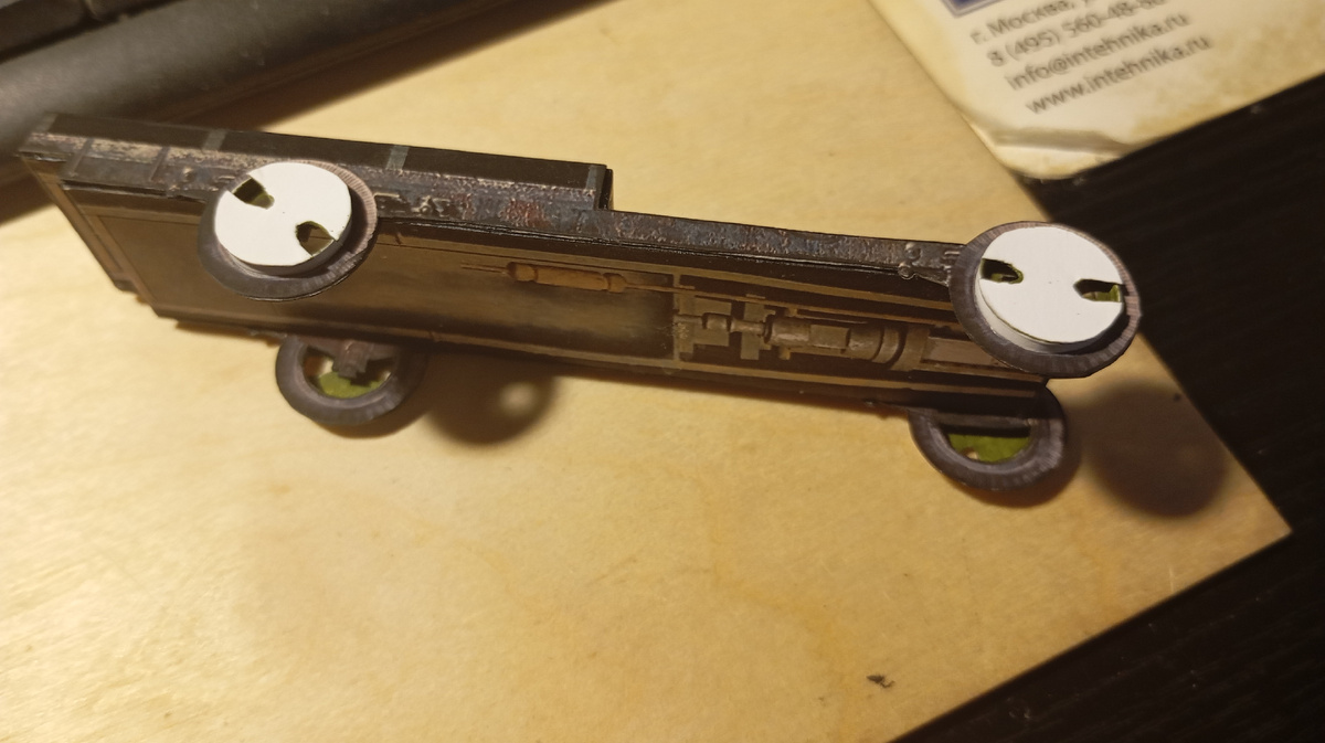 Части дисков, что смотрят внутрь, под пузо, приклеены. Это всё самодел, на раскрое их нет.