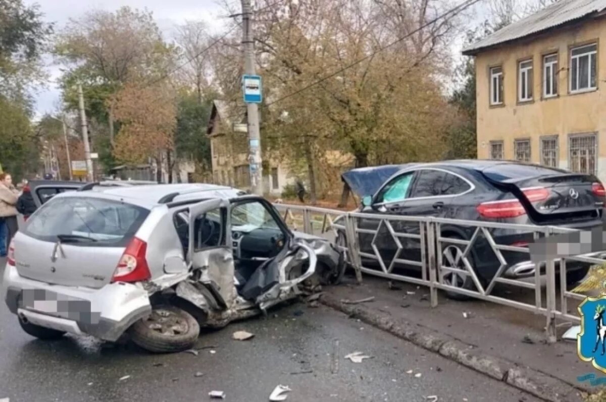    В Самаре кроссовер снес «Мерседес», пассажирка погибла