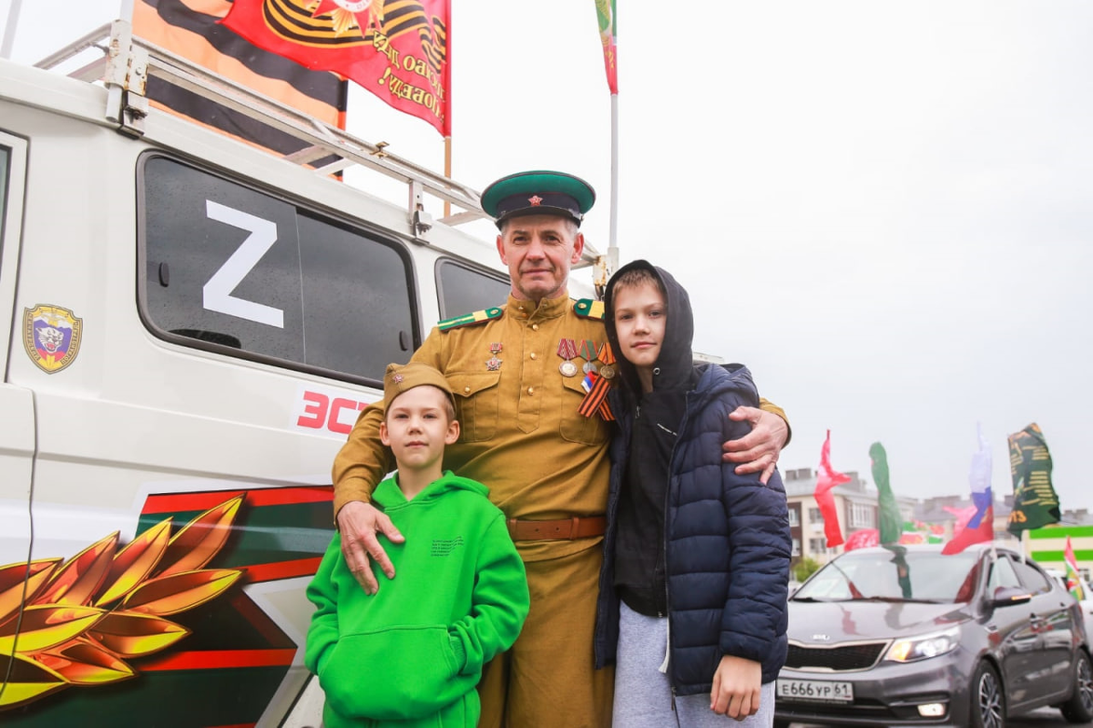 Александр Геннадьевич со Святославом и Андреем. / ФОТО из личного архива А.Г. Ефремова