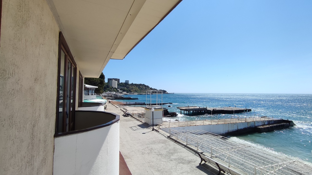 Вид с нашего балкончика. Набережная, конечно, в разрушенном состоянии, печально, хотя вид с балкона отличный.