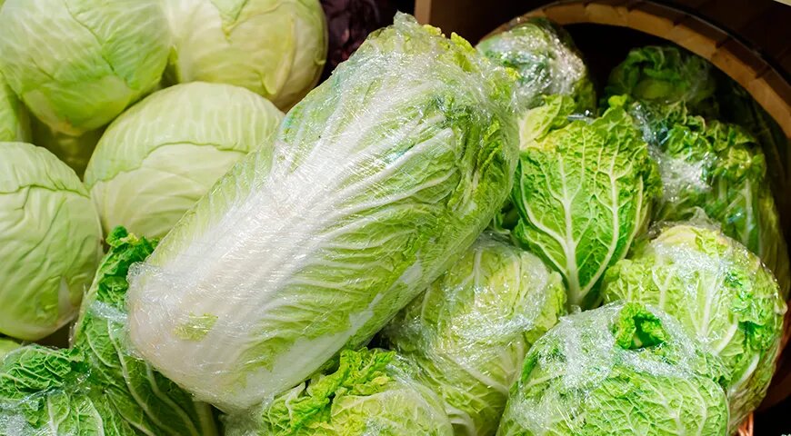   Самые крупные кочаны пекинской капусты хранятся дольше остальных (Shutterstock/FOTODOM)