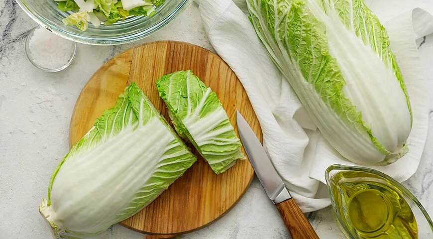   Если нет возможности положить пекинскую капусту в прохладное место, лучше сразу приготовьте из нее что-нибудь. Иначе она быстро завянет (Shutterstock/FOTODOM)