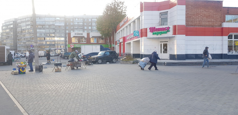    Одинокая елка появилась на площади Петрозаводска, откуда не могут выгнать торговцевИрина Меркова