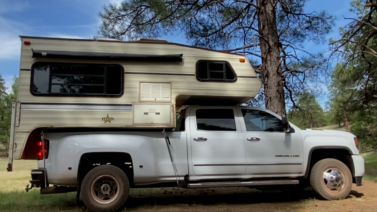 GMC Sierra 3500 HD Denali. Его то лари и поменял на маленький Шеви