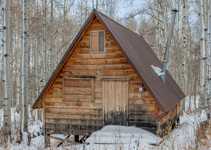 Часто возгорания на дачах происходят из-за неисправной проводки / Изображение от wirestock на freepik