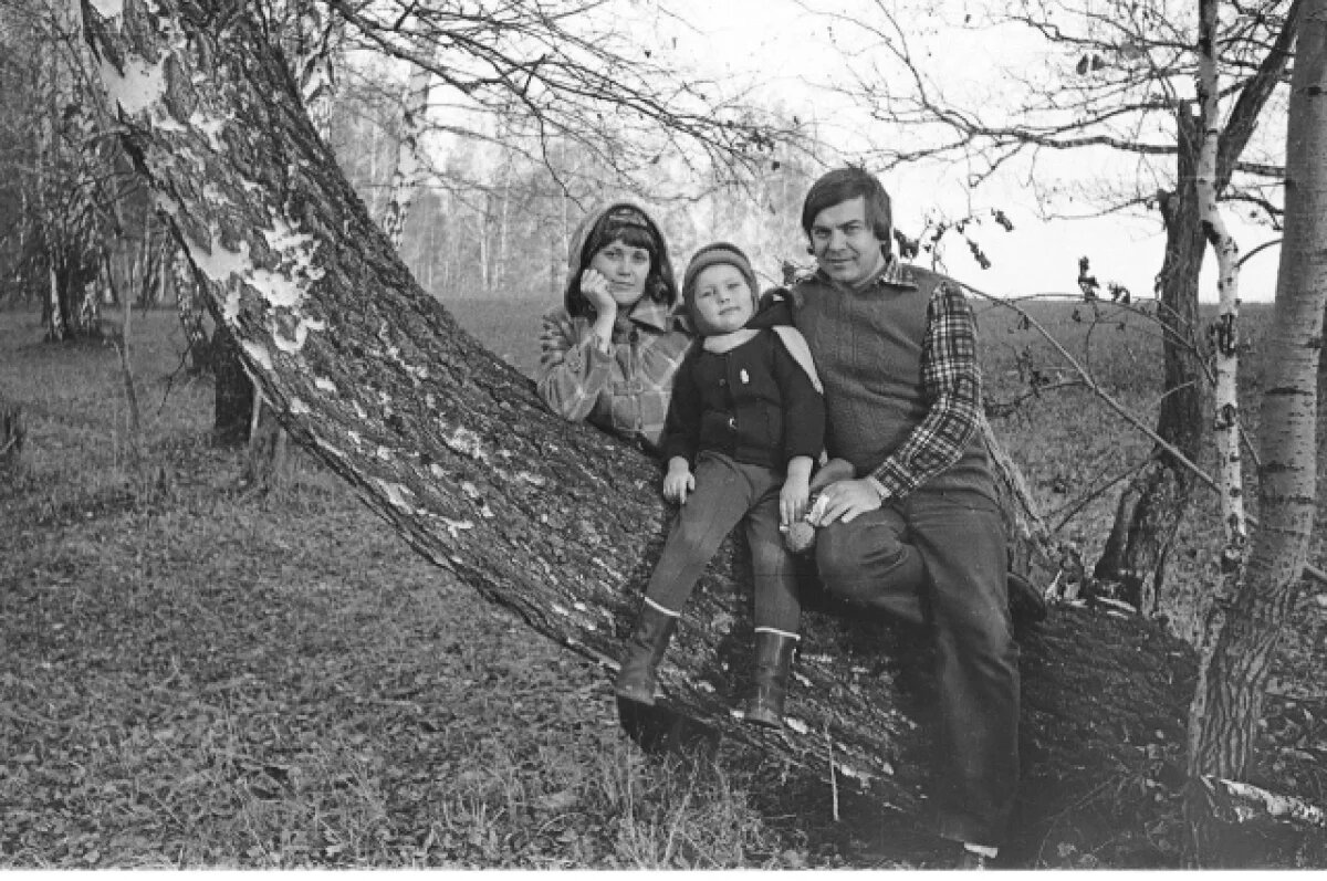    Илья Середюк показал свои детские фотографии с родителями