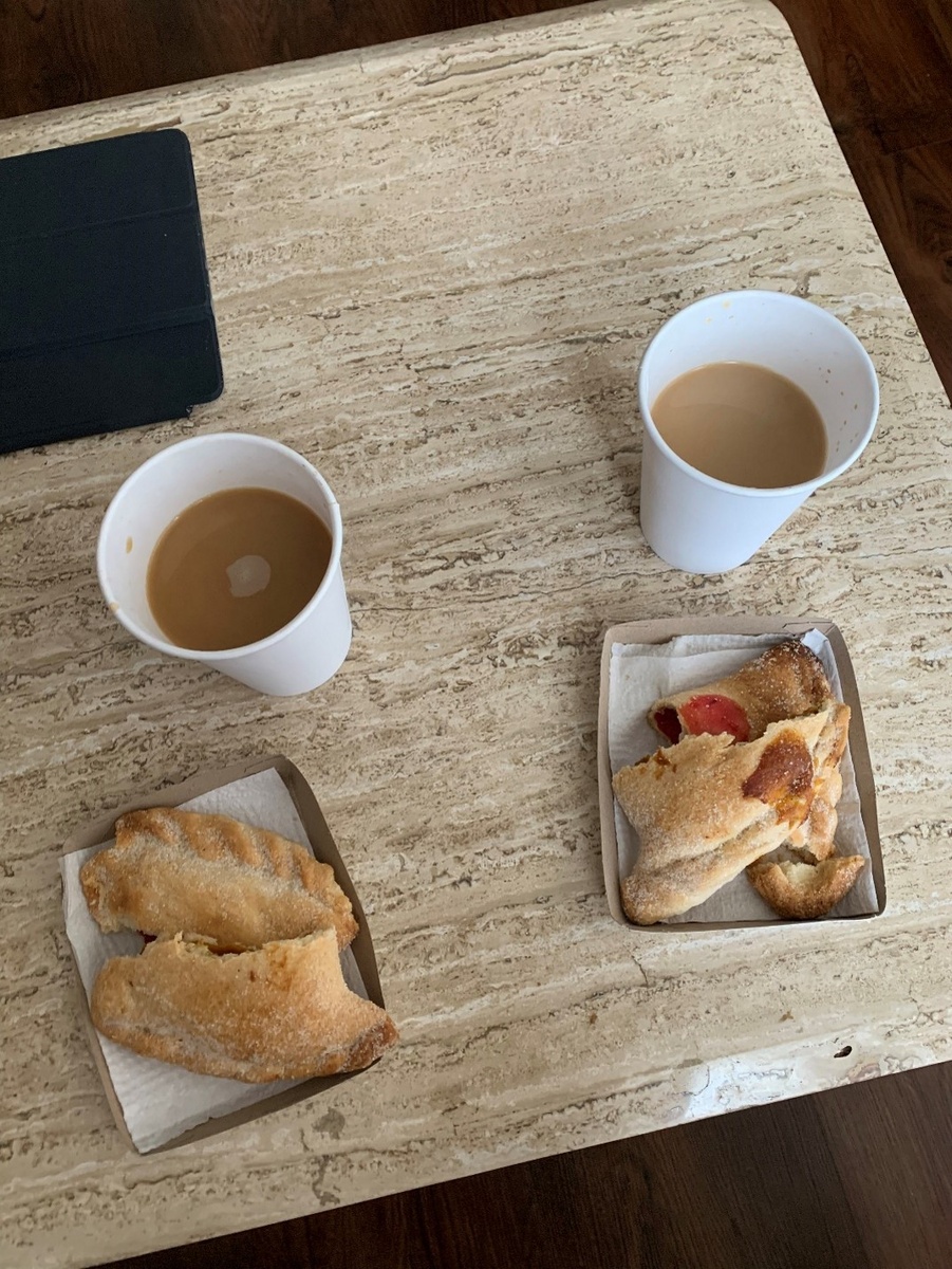 Кофе в номере с местными пирожками эмпанадас