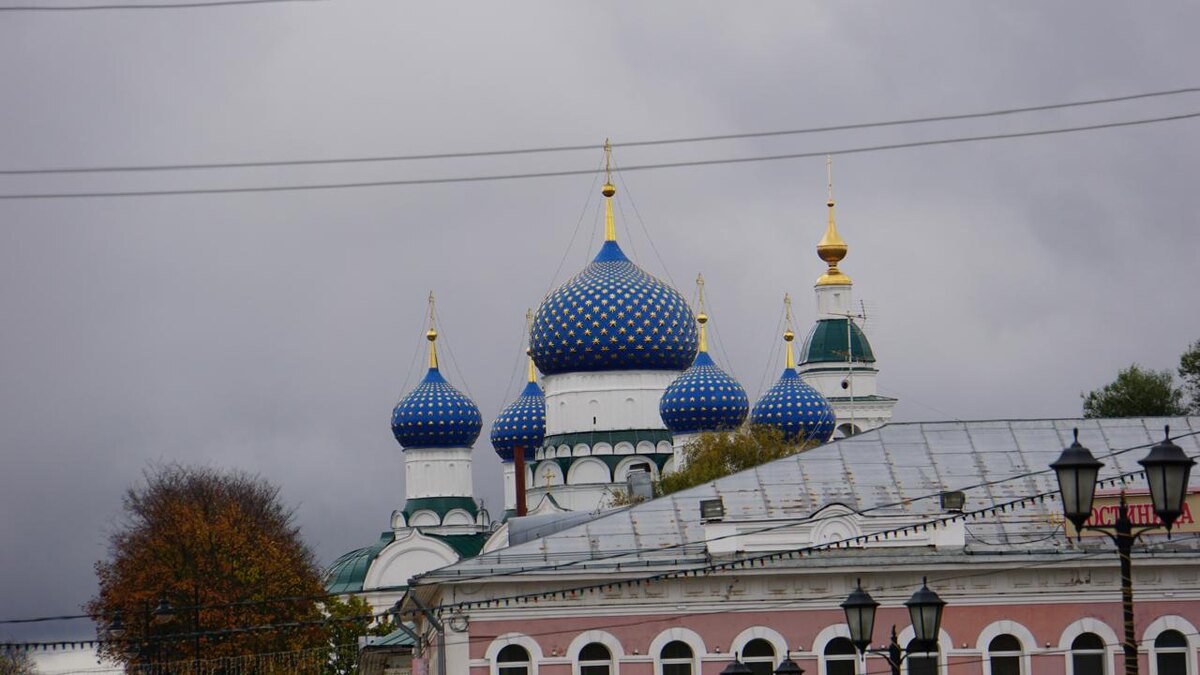 Купола Богоявленского монастыря со стороны Успенской площади.