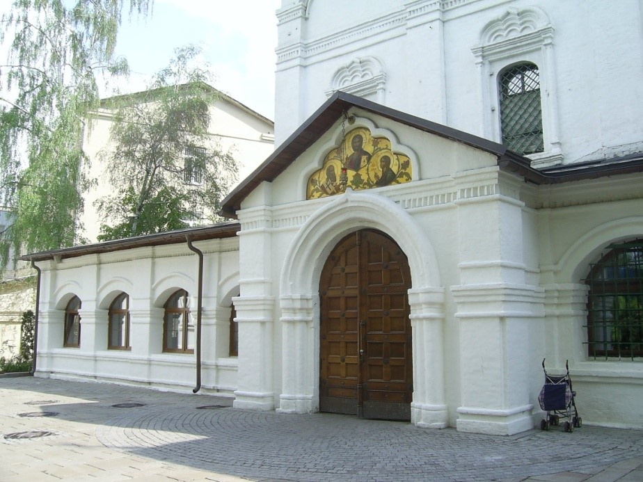Вход в храм в честь иконы Владимирской Божией Матери