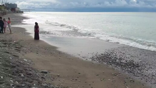 Резко похолодало! Пляж Свирский. Девочки на фотосессии. Лазаревское Сочи. Море осенью. Воздух +15 С, а вода в море +22 С. 20 октября 2024