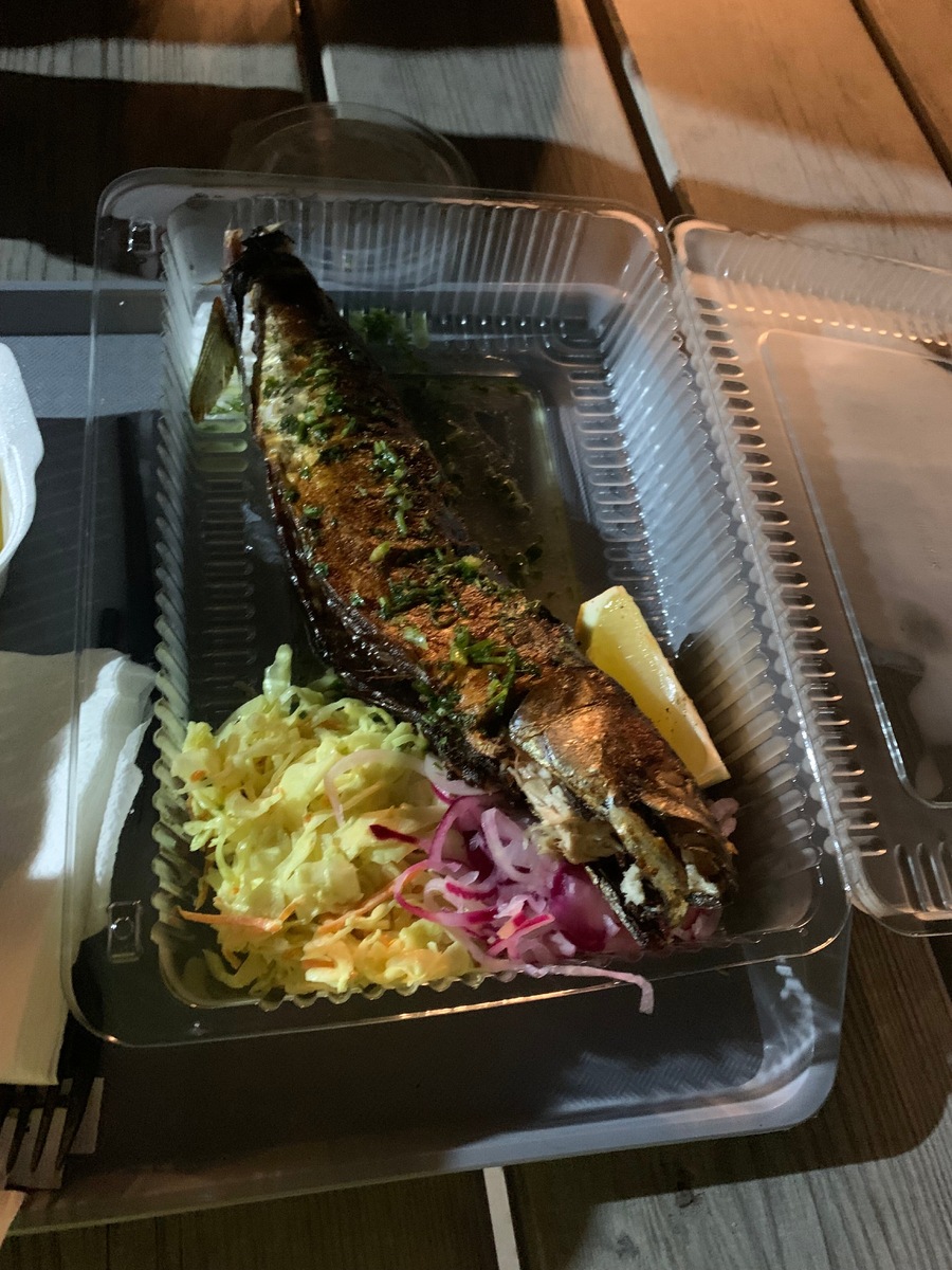 Скумбрия, которую готовят на палке на открытом огне. За такую порцию не стыдно отдать 650 рублей