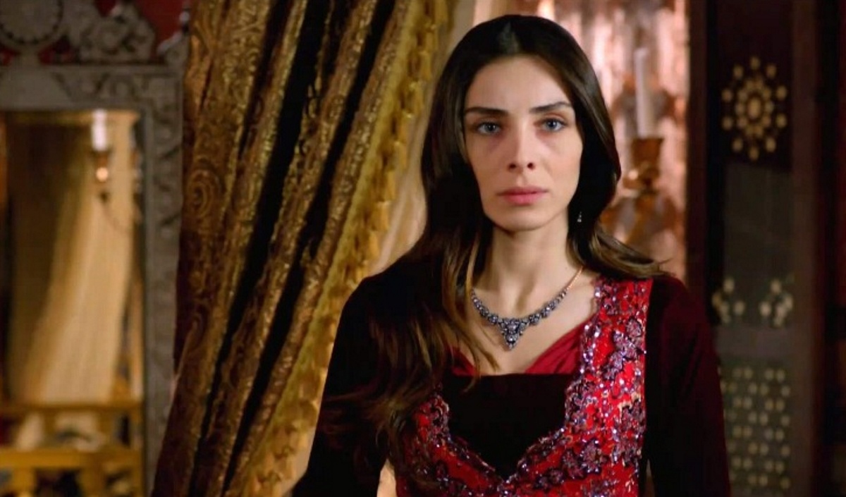 Нур Феттахоглу в образе Махидевран султан. Фото: кадр из сериала «Великолепный век»
