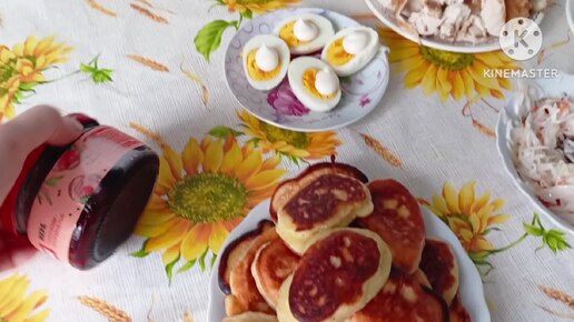 Собрались семьёй в деревне,накрыли стол,пробуем молодое домашнее вино.