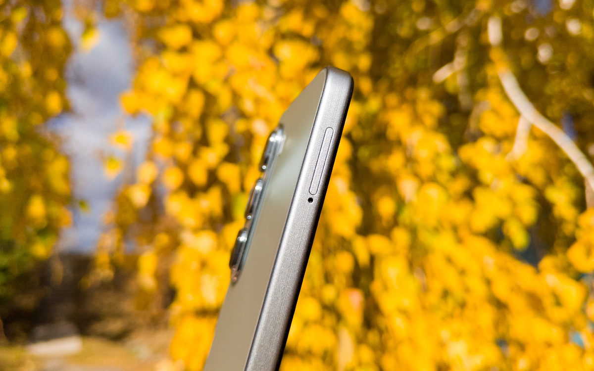 На левой грани: слот для 2-х SIM и карты памяти