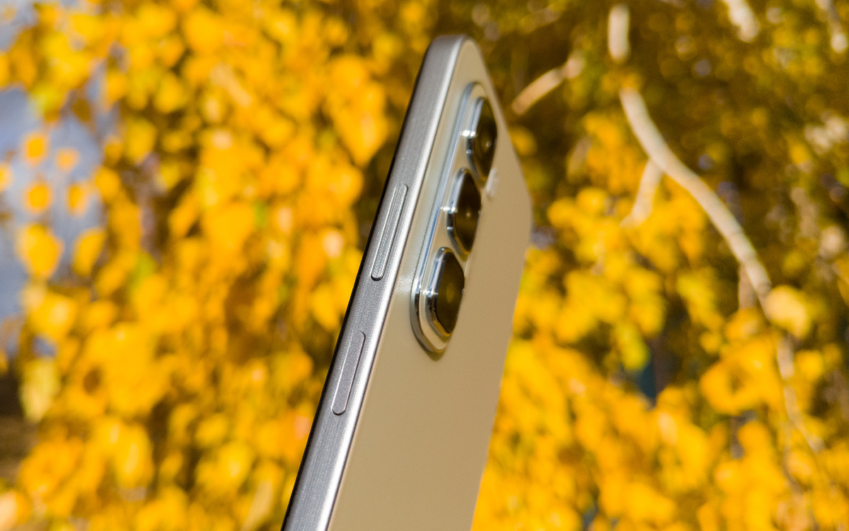 На правой грани: клавиши громкости и кнопка питания