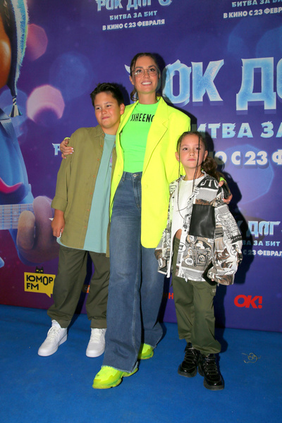 Агата Муцениеце с детьми