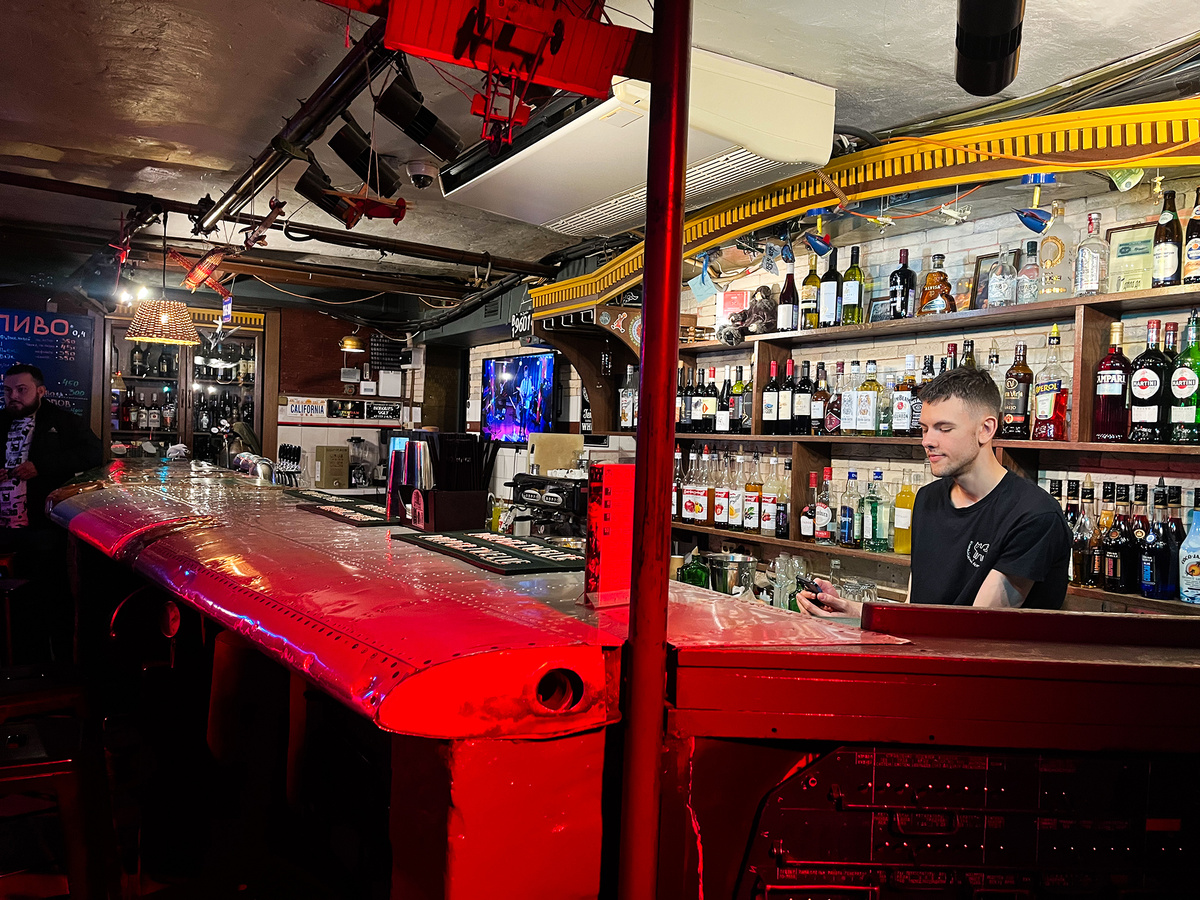 Барная стойка в зале слева →