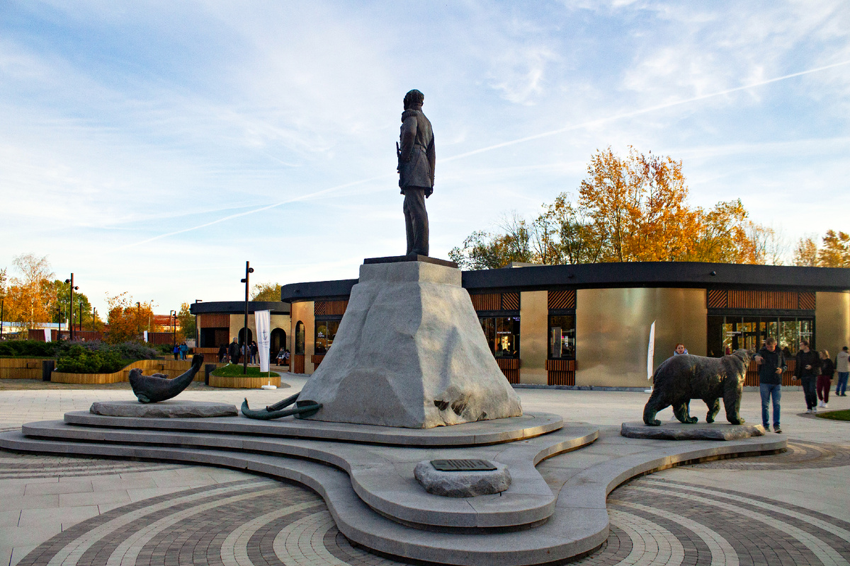 памятник Федору Петровичу Литке - выдающемуся географу и мореплавателю. У подножия белый медведь, чайка и тюлень. А на якоре сидит маленькая улитка - игра слов "встретимся у Литке".