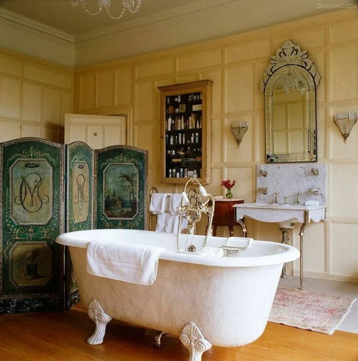 Ванная комната в богатом особняке: ковры, паркет, ширмы, огромное окно. И холод.