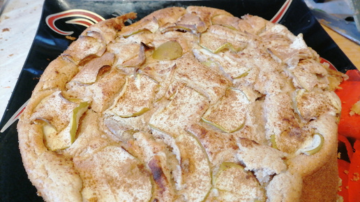 Шарлотка из цельнозерновой зерновой муки. С грушей 🍐 и яблоками рецепт. Кушать охолождённый