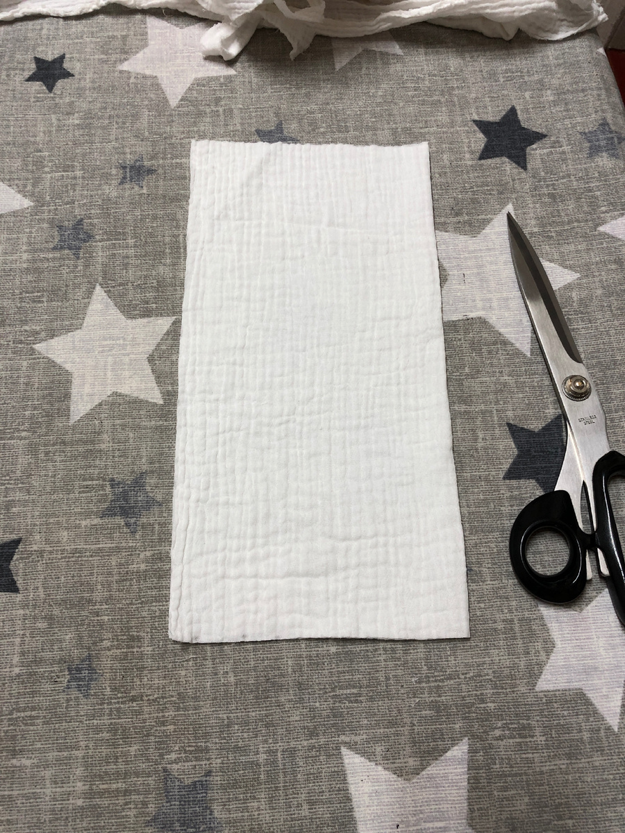 Слюнявчик-косыночка имеет простую форму. Нужно вырезать квадрат со сторонами 30х30 см..