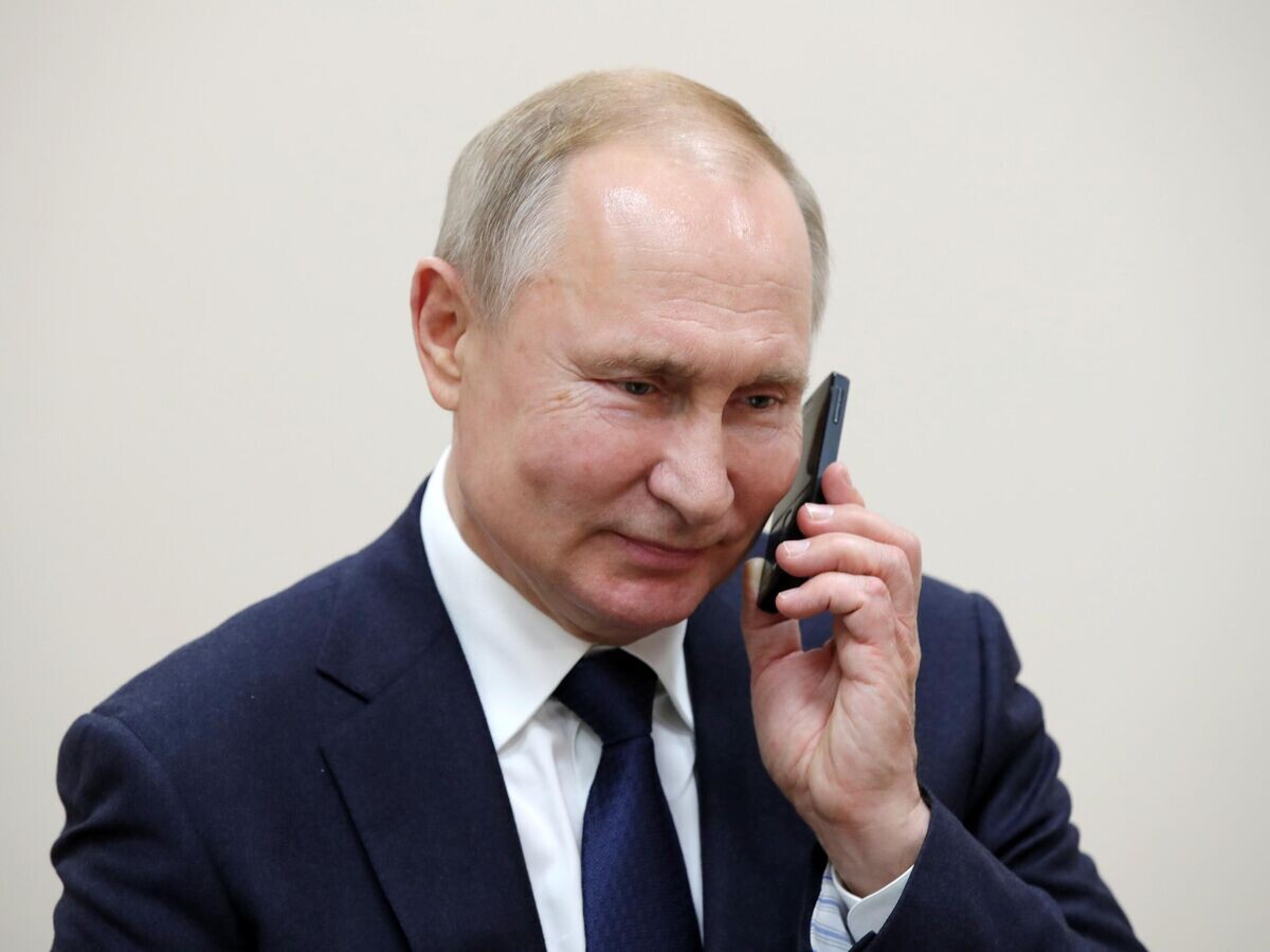    Президент РФ Владимир Путин по телефону пообщается с 10-летним Андреем Кочетовым из Ставропольского края, который благодаря участию главы государства во всероссийской акции "Елка желаний" приехал в Красную Поляну© РИА Новости / Михаил Климентьев