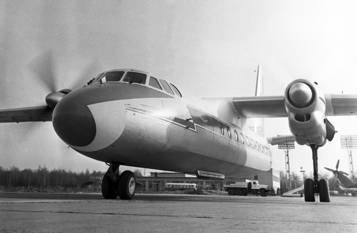     Турбовинтовой пассажирский самолёт АН-24, разработанный Конструкторским бюро Олега Константиновича Антонова / РИА Новости / Владимир Акимов
