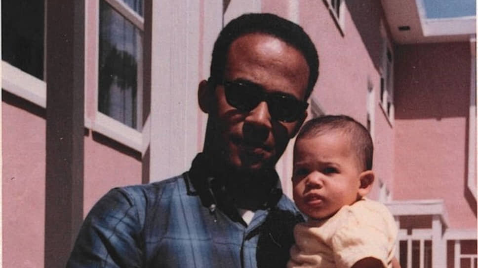 Камала Деви Харрис родилась 20 октября 1964 года в Окленде (Калифорния) в семье иммигрантов. По отцовской линии имеет афроямайские корни, по материнской — индийские. Ее отец Дональд (на фото) преподавал экономику в Стэнфордском университете, мать Шайамала Гопалан занималась биомедицинскими исследованиями Родители разошлись, когда Камале было пять.📷Фото: Courtesy of Kamala Harris / AFP