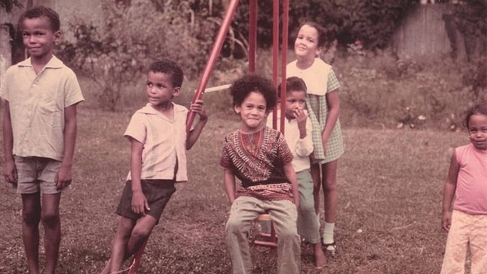 «Моя мать прекрасно понимала, что воспитывает двух черных дочерей, она была полна решимости сделать так, чтобы мы выросли уверенными в себе, гордыми черными женщинами» Имя Камала в переводе с хинди означает «лотос». В детстве Харрис ездила навещать родственников на Ямайку и в Индию На фото: Камала Харрис (в центре) с двоюродными братьями и сестрами на Ямайке.📷Фото: Courtesy of Kamala Harris / AFP