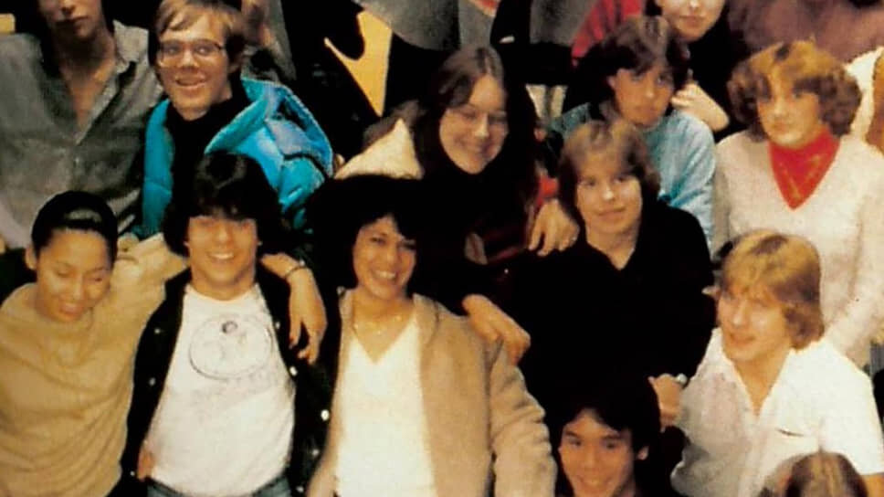 В начальной школе в рамках программы десегрегации Камала (в центре) посещала школы с преимущественно белыми учениками. Так она некоторое время проучилась в благополучном районе Беркли (Калифорния), пока в 1976 году с матерью и младшей сестрой Майей не переехала в канадский Монреаль. Там Камала училась в многонациональной школе и параллельно ходила в танцевальный кружок. Одноклассники вспоминают ее как приятного и общительного ребенка, «ловко лавировавшего между расовыми и социальными разделениями».📷Фото: English Montreal School Board / Westmount High School / AFP