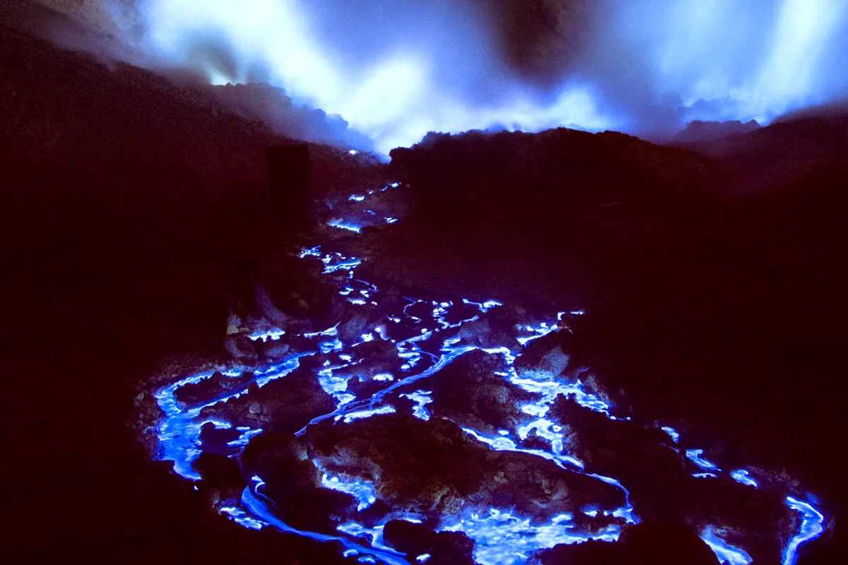 «Синяя лава» у вулкана Иджен в Индонезии. Цвет не изменен – он действительно синий. Фото: Reuben Wu 