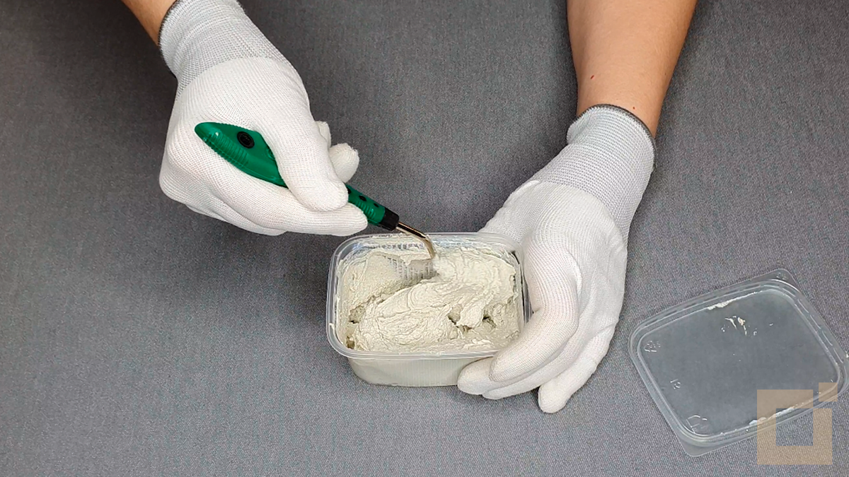 Процесс замешивания клея