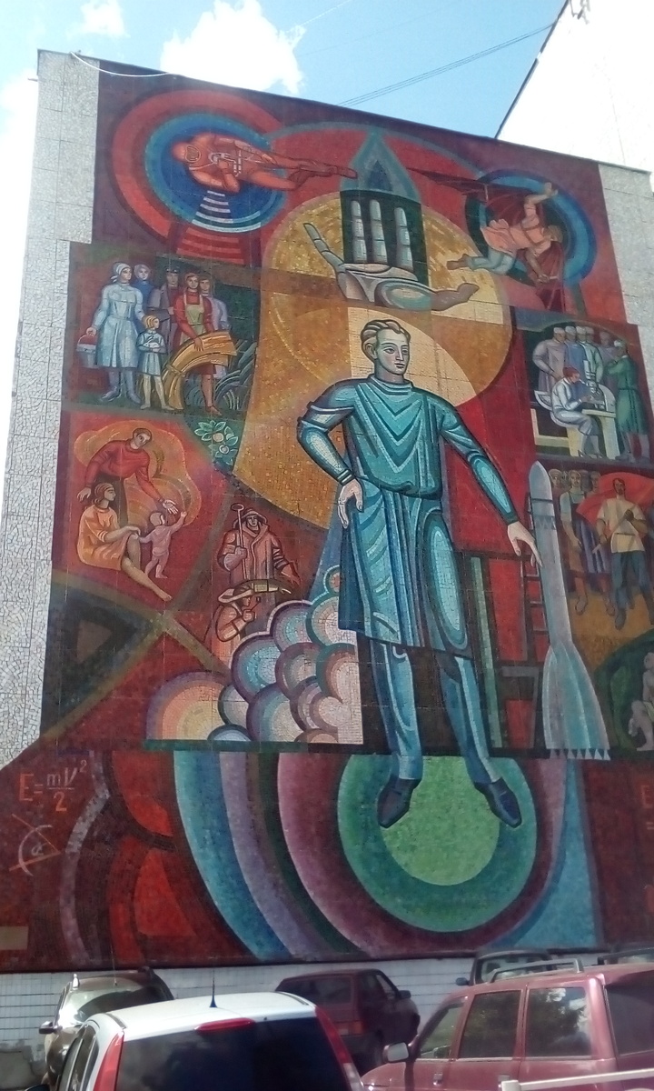 Мозаика советского периода, к сожалению тоже осыпается.