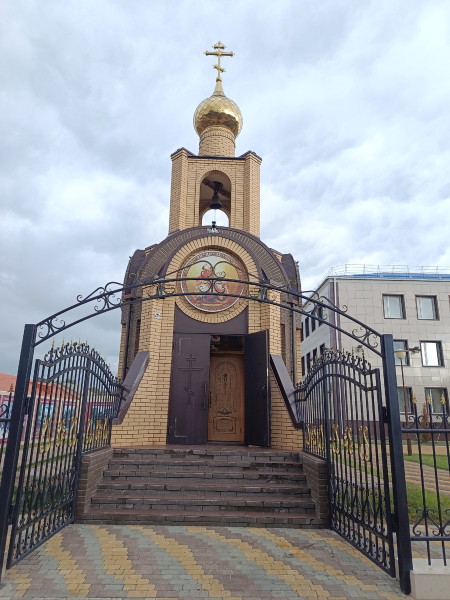 Часовня возле казачьего корпуса в Ейске. Фото автора. 