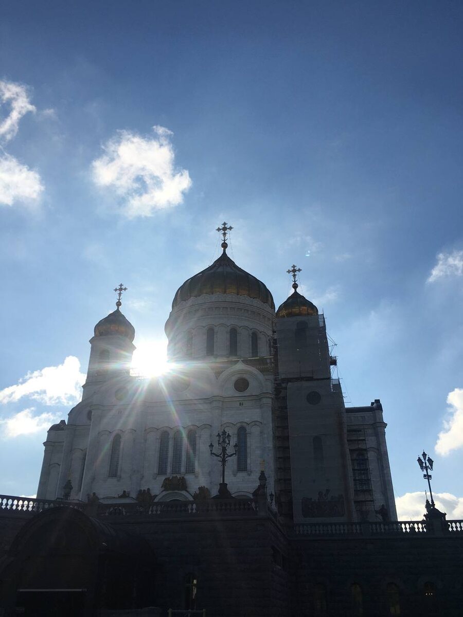 Храм в лучах солнца