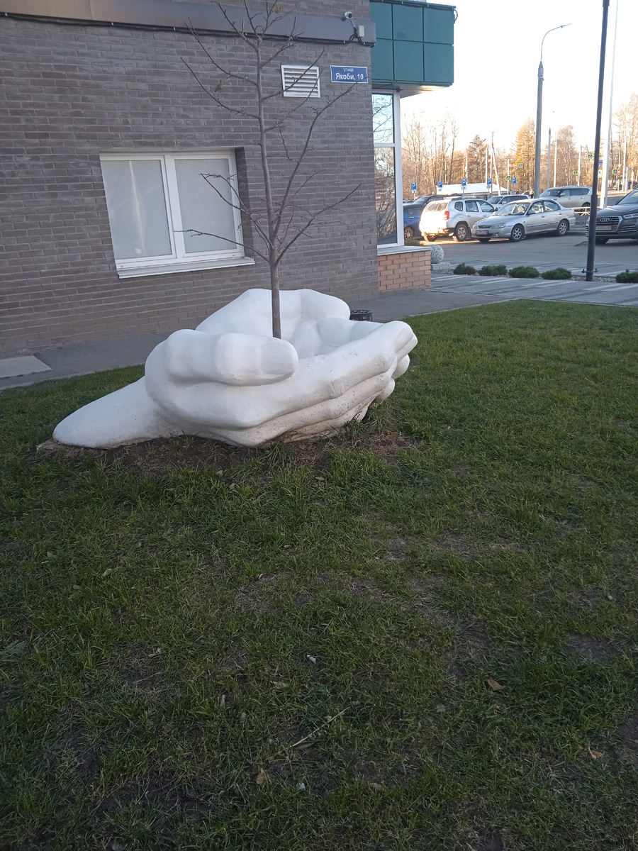 А это скульптура - клумба в виде рук посреди новостроек на Якоби. Очень оригинально и красиво смотрится. Жалко, октябрь уже, и листья опали. 