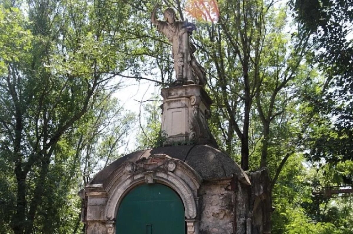    В Таганроге на Старом кладбище появились бутафорские могилы