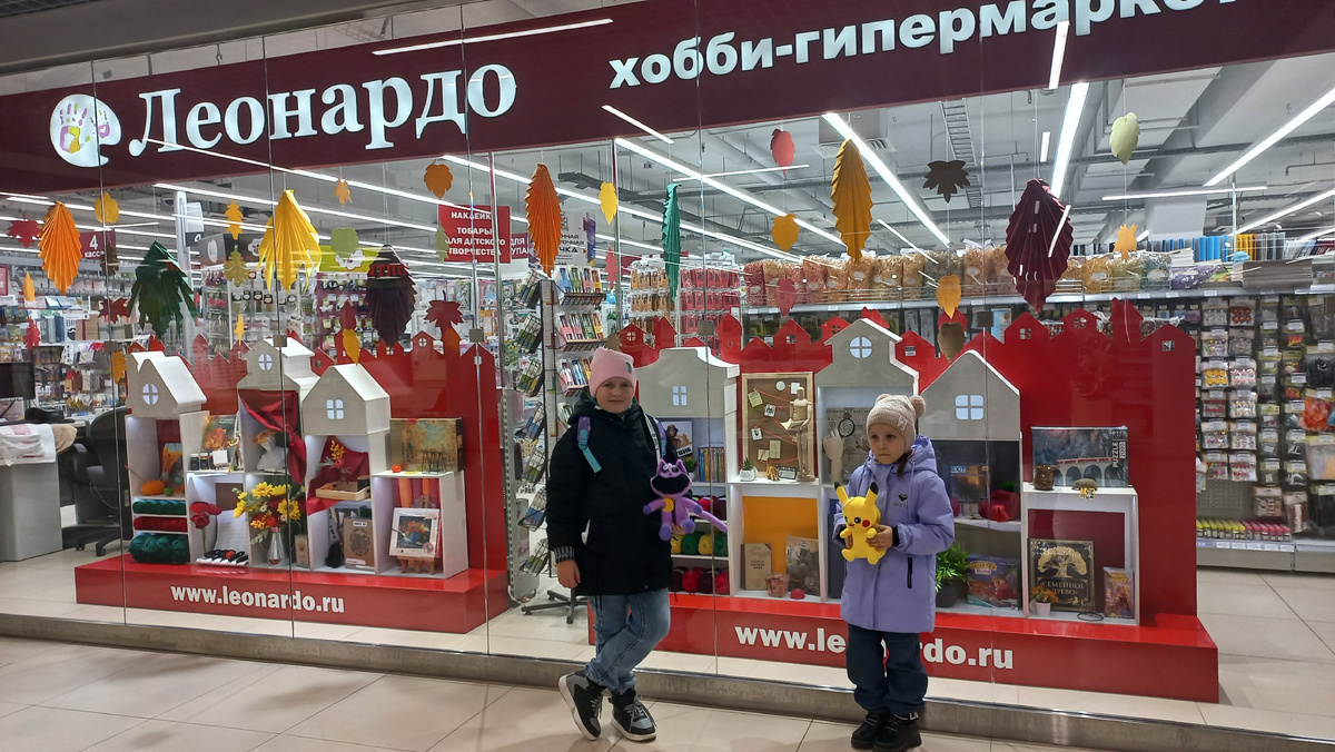 Оформление центральной входной части в магазин.