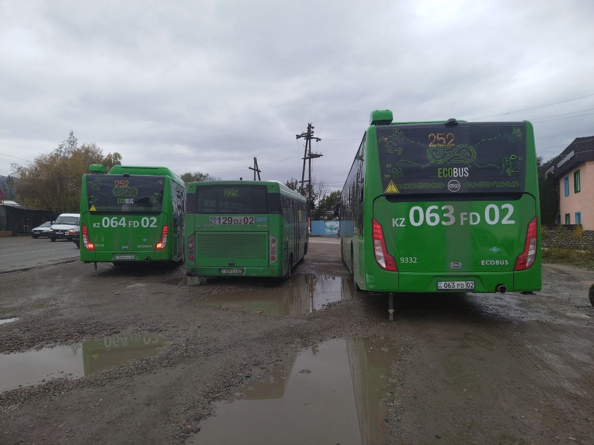 Перед вами 2 больших автобуса и 1 вроде как средний, на 56 чел., хотя всего 8 метров. Какой из них больше нравится? Да, на грязь не обращайте внимания — фото делал в дождливые дни за городом…