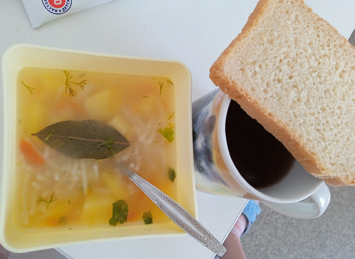 Компот из сухофруктов и куриный суп с лапшой - вариант больничного обеда