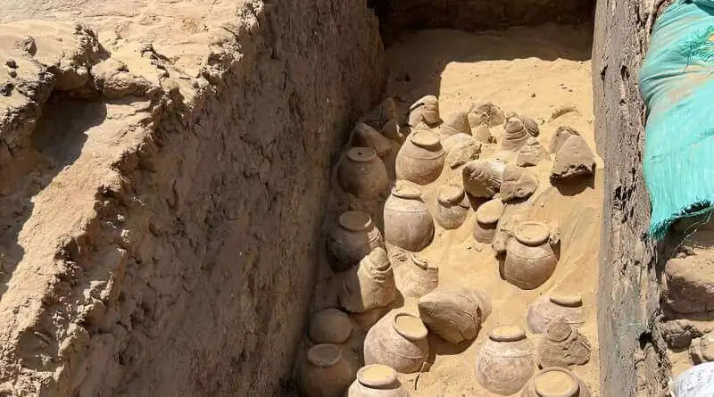 Находка горшков в захоронении Меретнейт