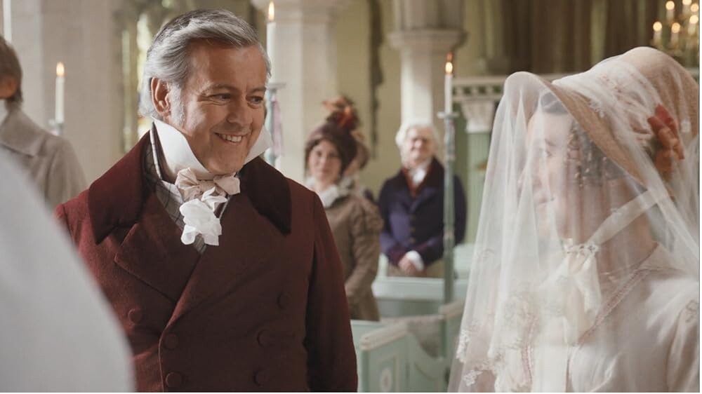 Из фильма "Эмма" 2020 года. Мистер Уэстон тут чудесный — не просто немолодой сельский джентльмен, как в других экранизациях, а красавец, от которого его будущая первая жена потеряла голову и рассорилась с семьёй. 