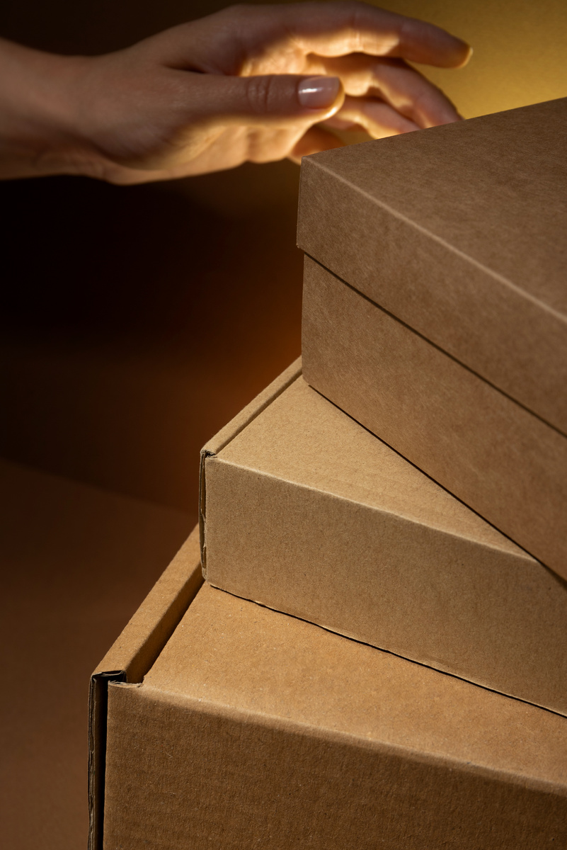 Картонные коробки оптом (тут и далее freepik.com)