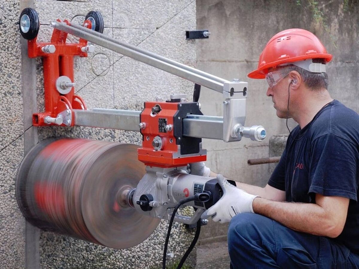 Алмазное бурение — это один из самых надежных и эффективных способов создания отверстий в твёрдых материалах, таких как бетон, железобетон, кирпич и асфальт.-3